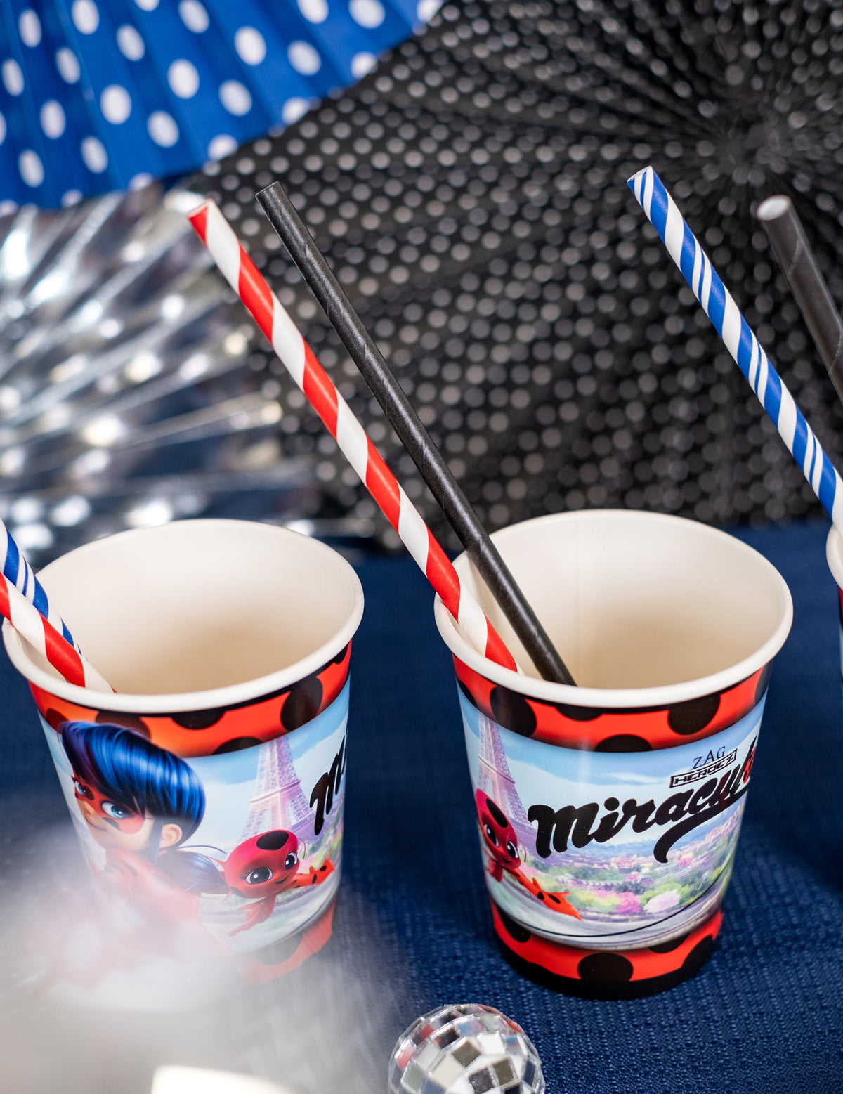 Mise en situation dans des gobelets des pailles en carton rayées pour boissons froides rouges et blanches