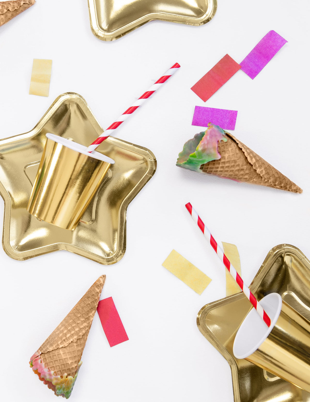 Mise en scène avec confettis des pailles en carton rayées pour boissons froides rouges et blanches