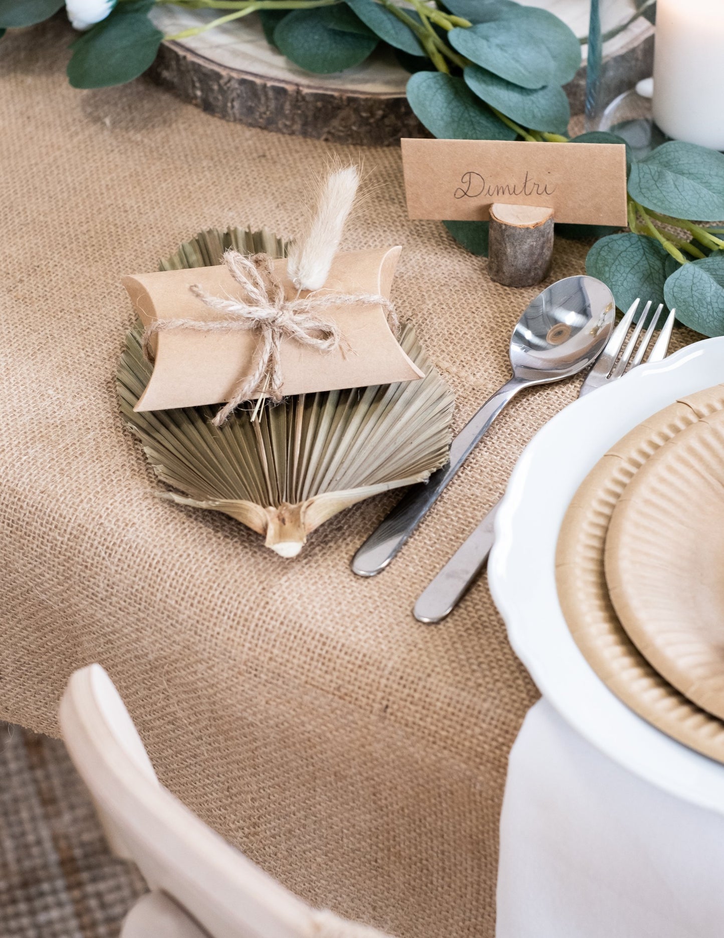 Situace na oslavě na stole s malými kraftovými krabičkami na oslavu světle hnědé ve tvaru berlingotu