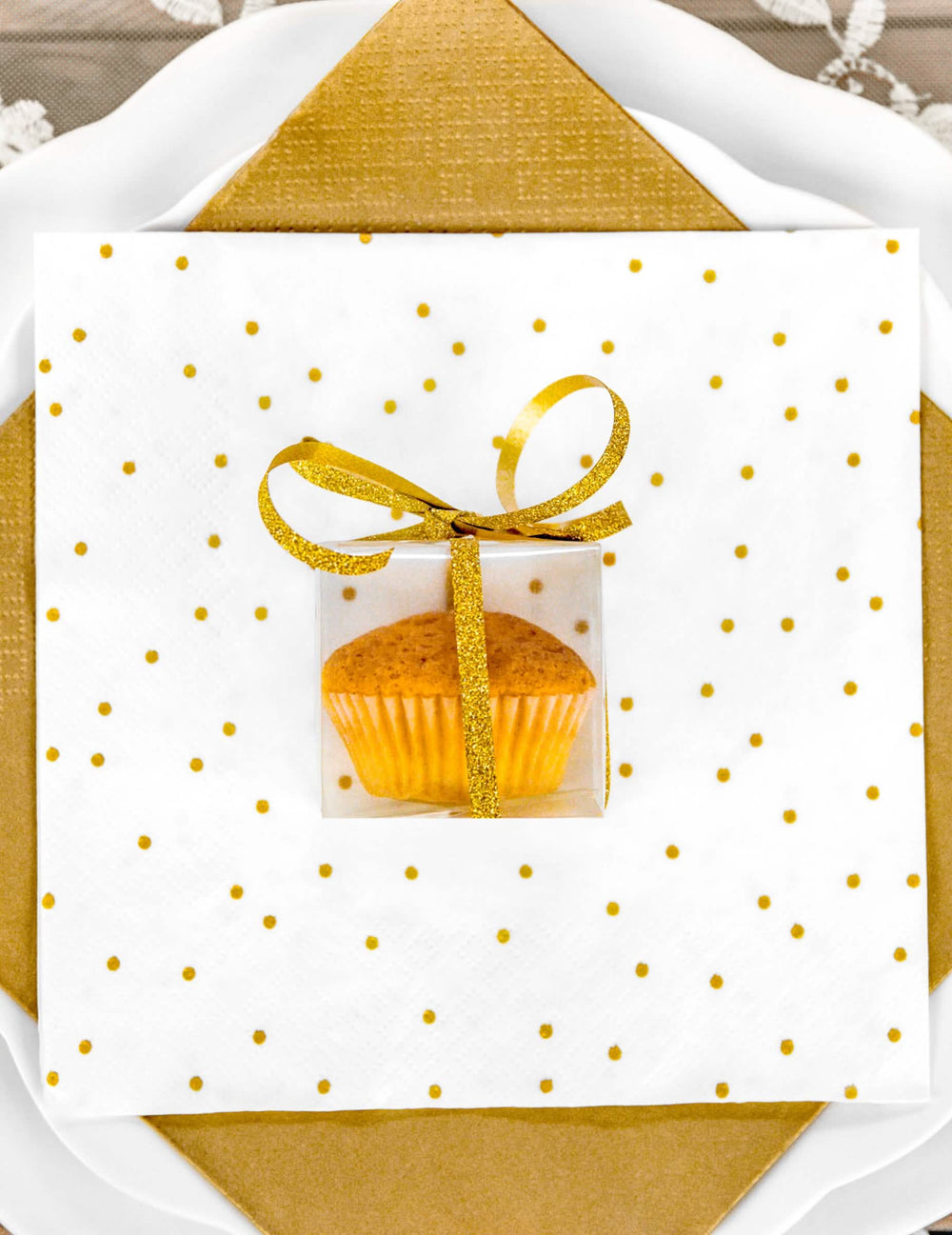 Zobrazení s cupcake malými průhlednými dárkovými krabičkami pro hosty