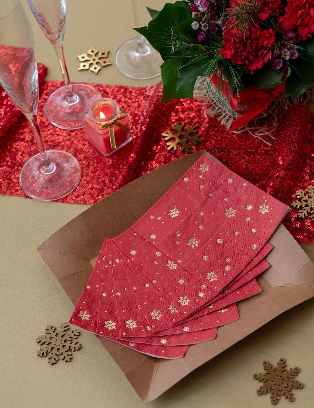 Mise en situation des serviettes en papier de Noël rouge flocon d'or