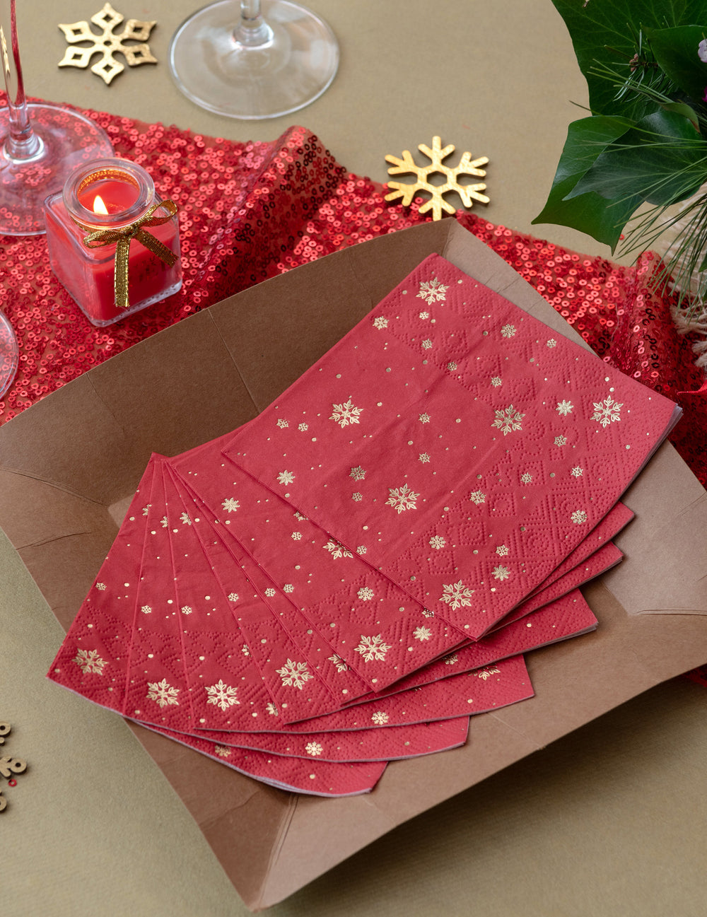 Vue en éventail des serviettes en papier de Noël rouge flocon d'or