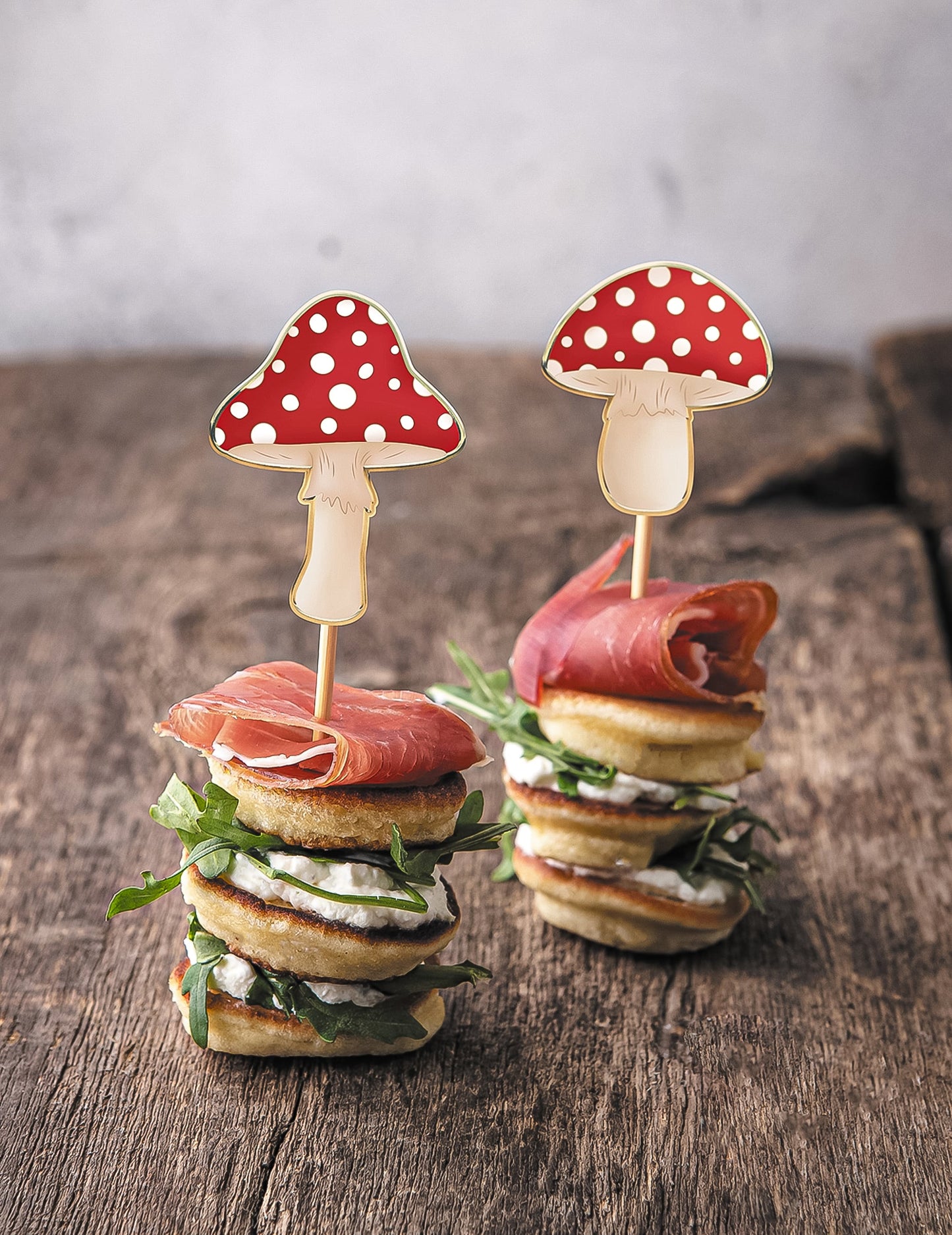 Mise en situation sur des toasts apéritifs des pics à cocktail champignon