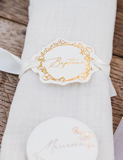 10 kroužků na křestní ubrousky ze zlatavě krémově bílého papíru