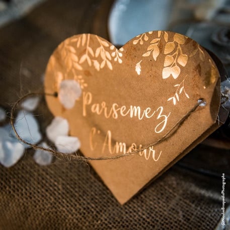Gros plan sur les motifs et le lettrage du sac coeur végétal parsemez l'amour