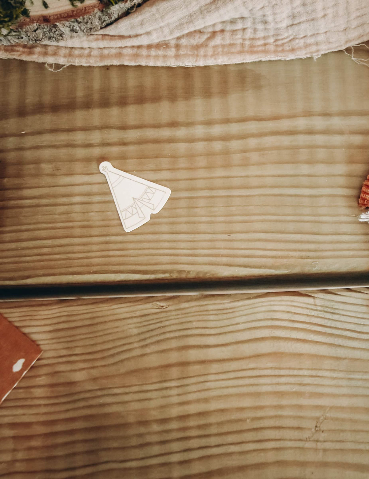 Detail tipi konfety na stůl Indian Forest zvířata a tipis