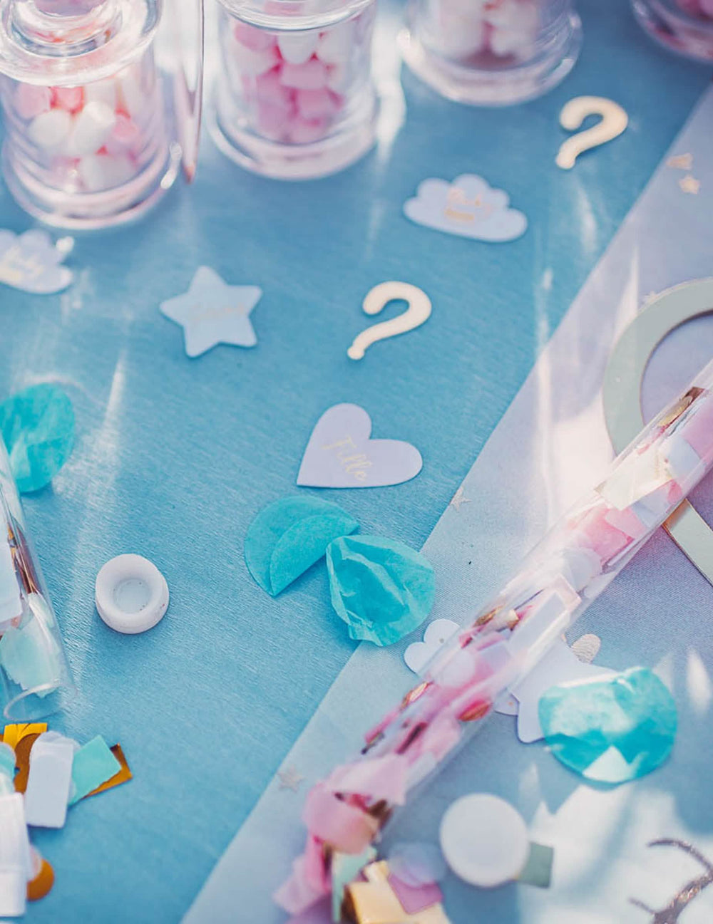 Detail tvarů a motivů konfety dívka nebo chlapec pro gender reveal