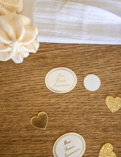 100 confettis mon premier anniversaire blancs et dorés pour table