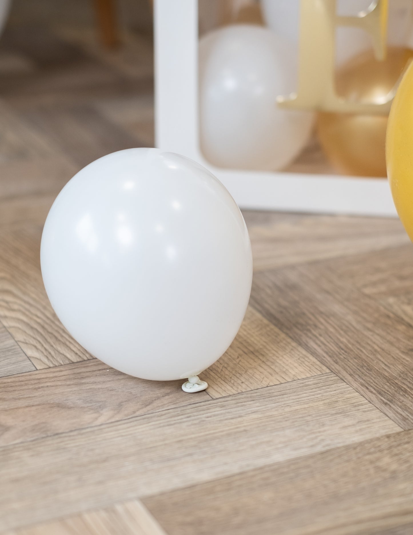 100 mini bílých latexových balónků 13 cm pro arch