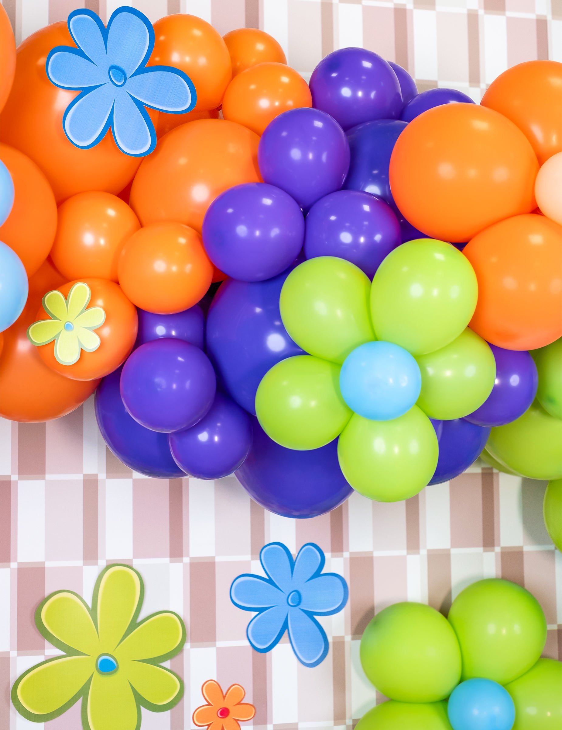Gros plan sur l'assemblage en grappe du mini ballons latex pour décoration violets