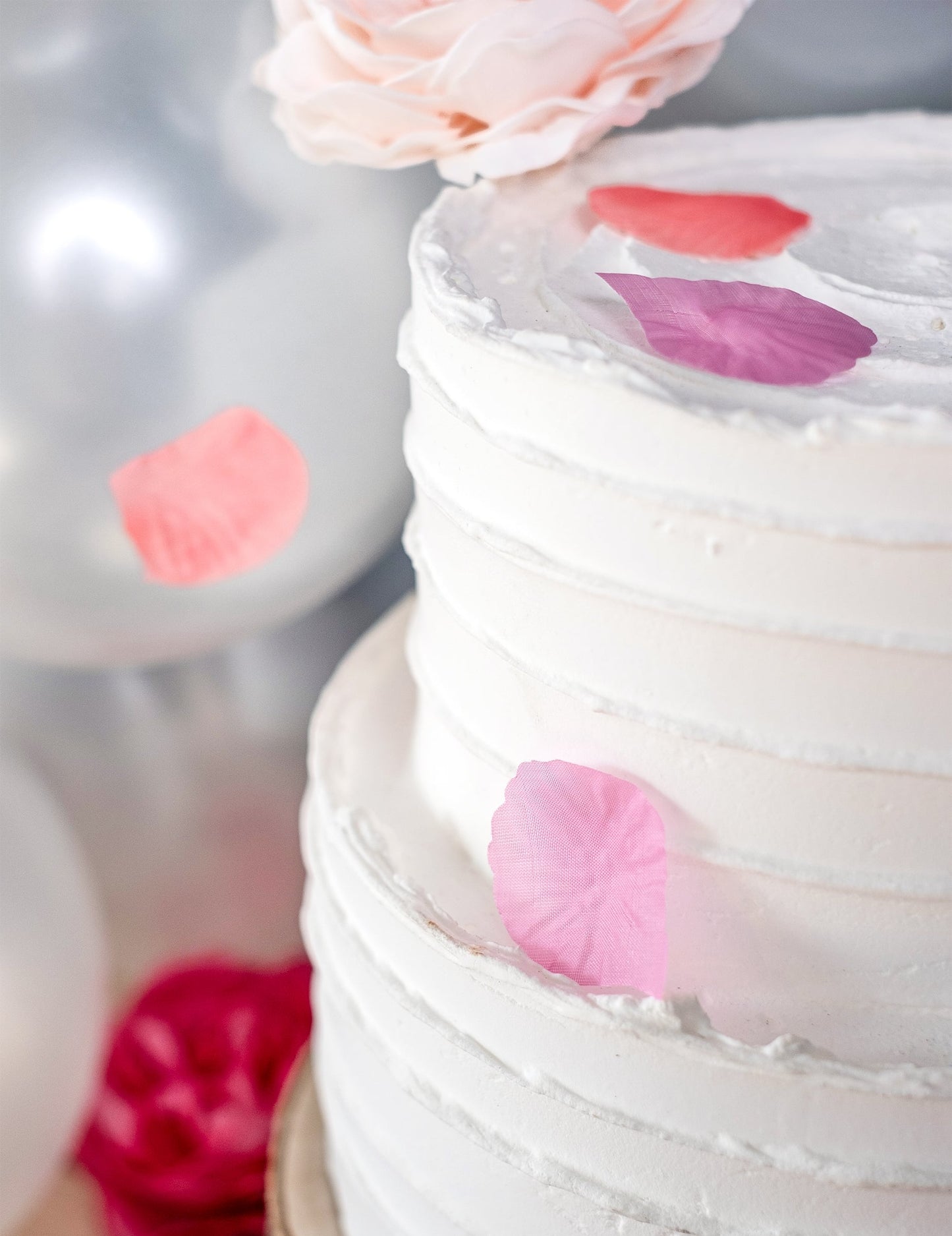 Mise en situation sur un gâteau des pétales de rose pour mariage fuchsia en tissu