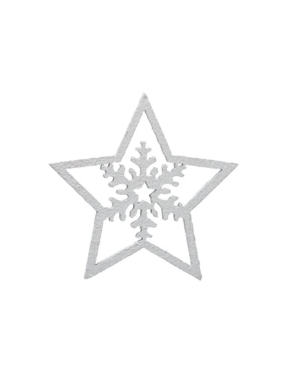 Gros plan sur le motif flocon des petites décorations étoiles pour fête blanches en bois et flocons