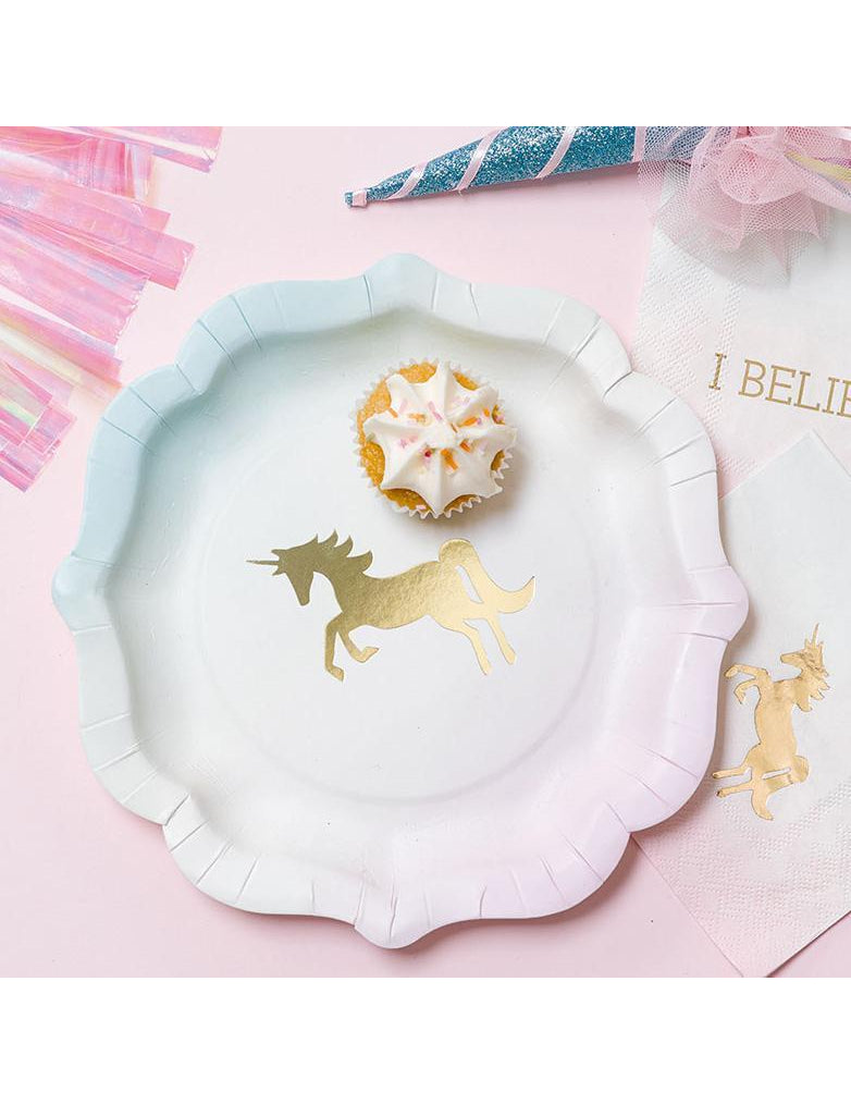 Mise en situation avec cupcake des assiettes en carton licorne