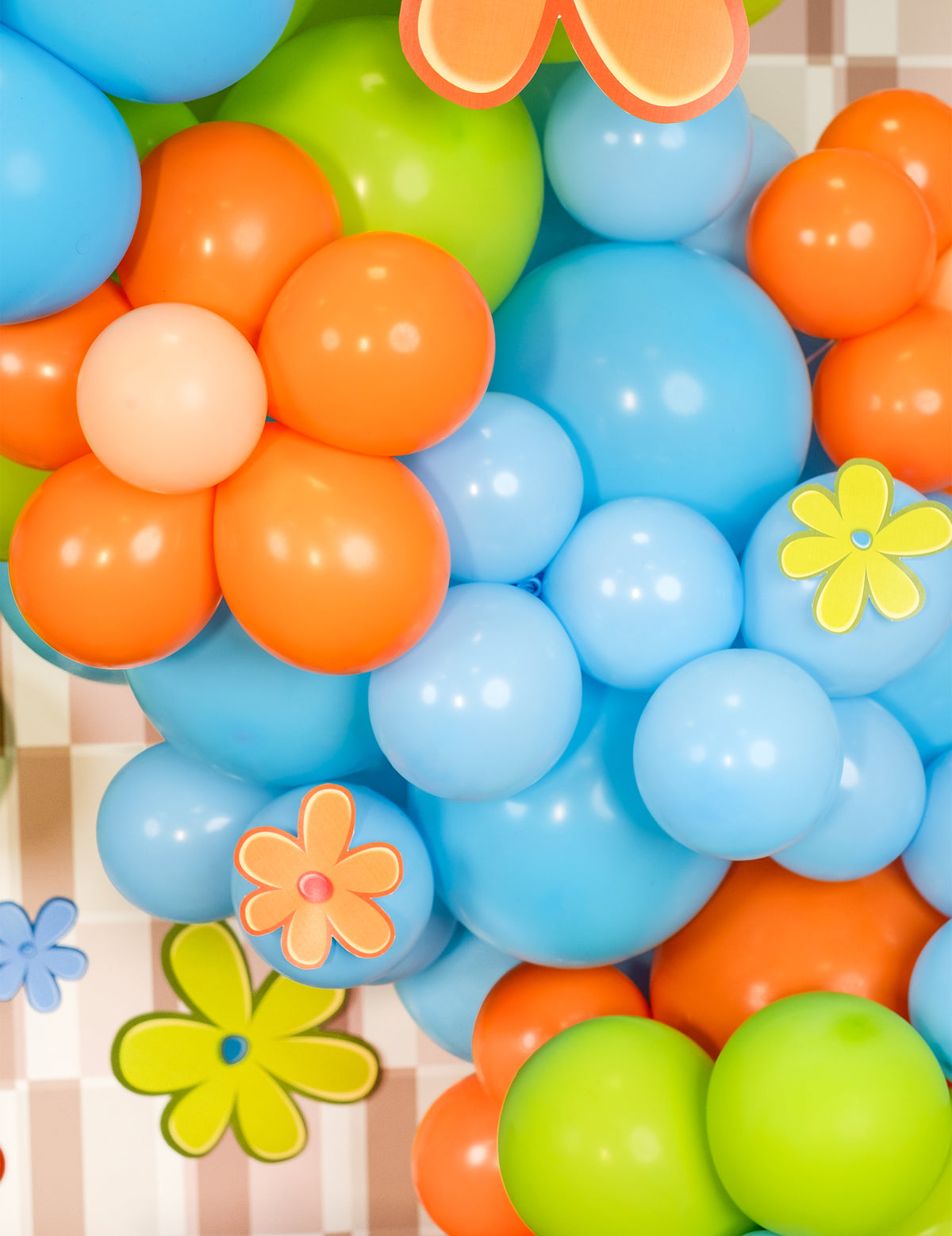 Détail des fleurs décoratives sur le ballon de baudruche pour fête