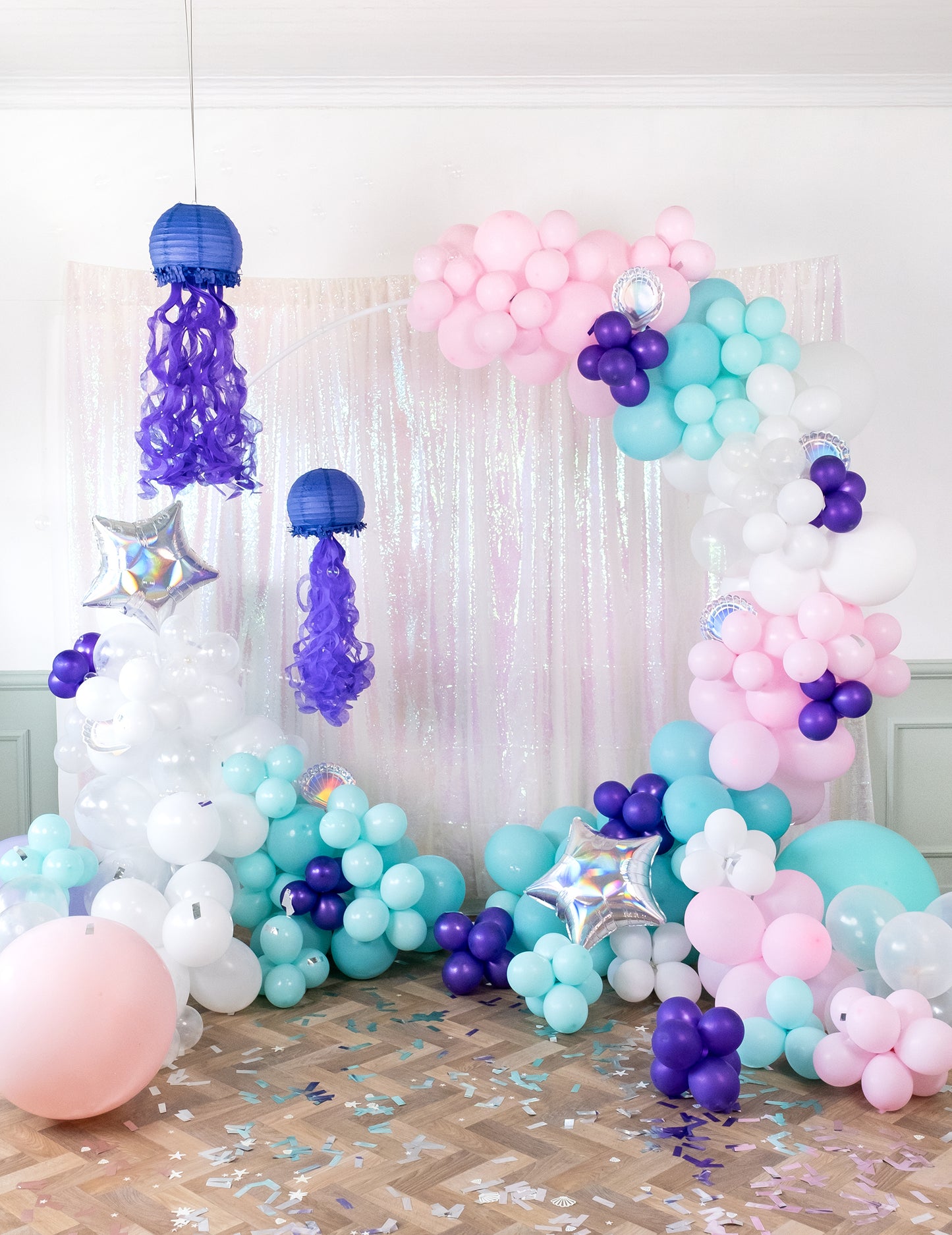 Balónkový oblouk složený z průhledných balónků na oslavu