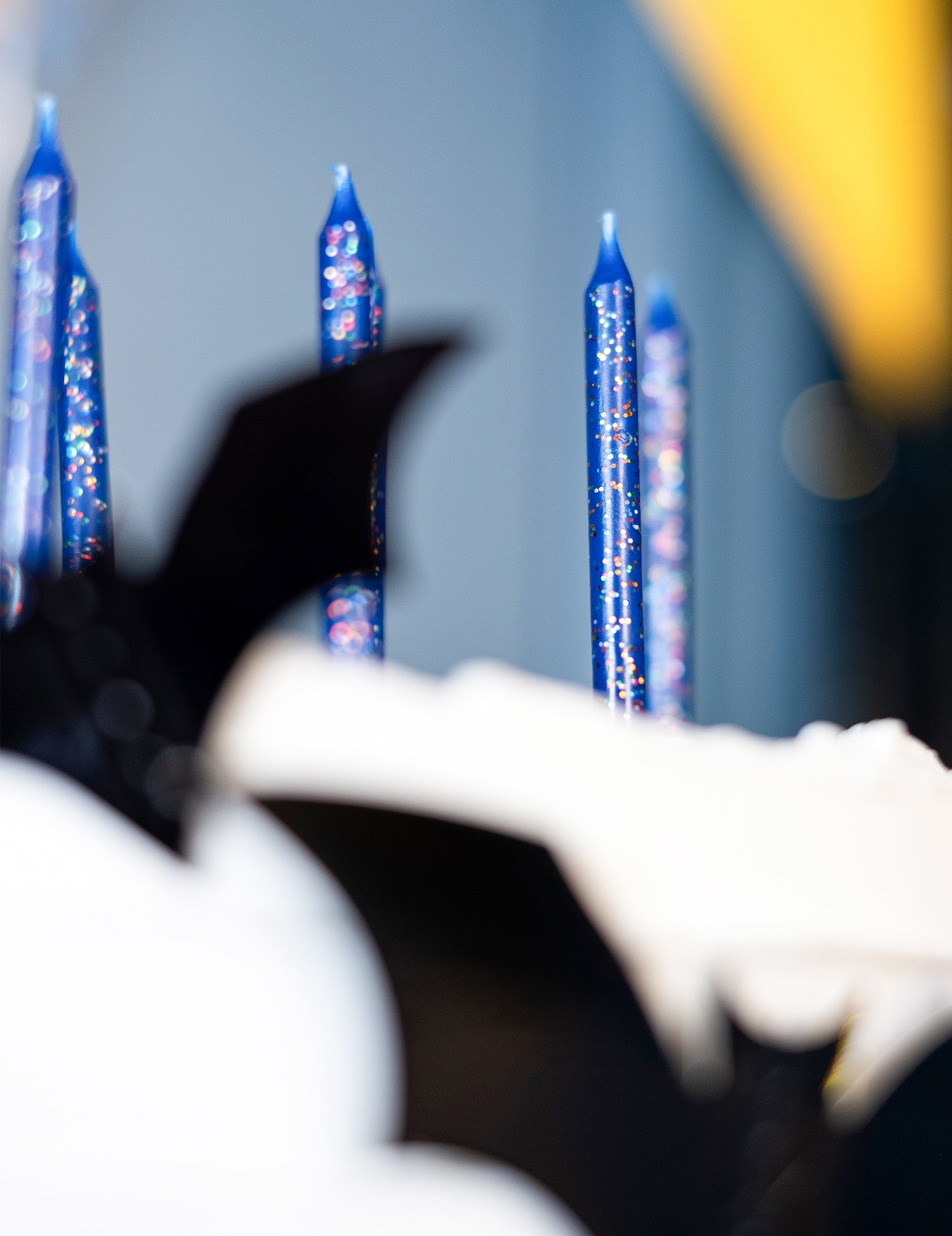 12 modrých třpytivých narozeninových svíček 7,5 cm na dort 