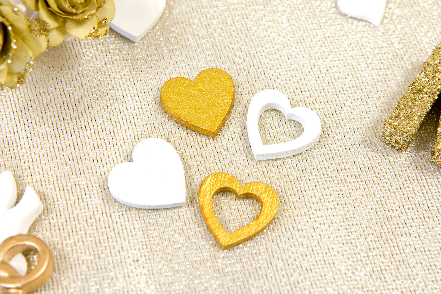 12 dřevěných konfet bílé a zlaté srdce 2 x 2 cm prolamované a plné
