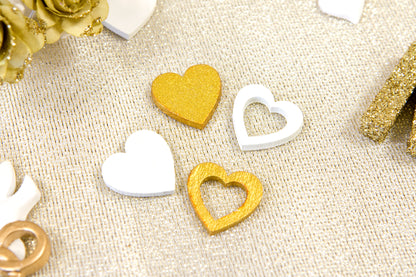 12 dřevěných konfet bílé a zlaté srdce 2 x 2 cm prolamované a plné