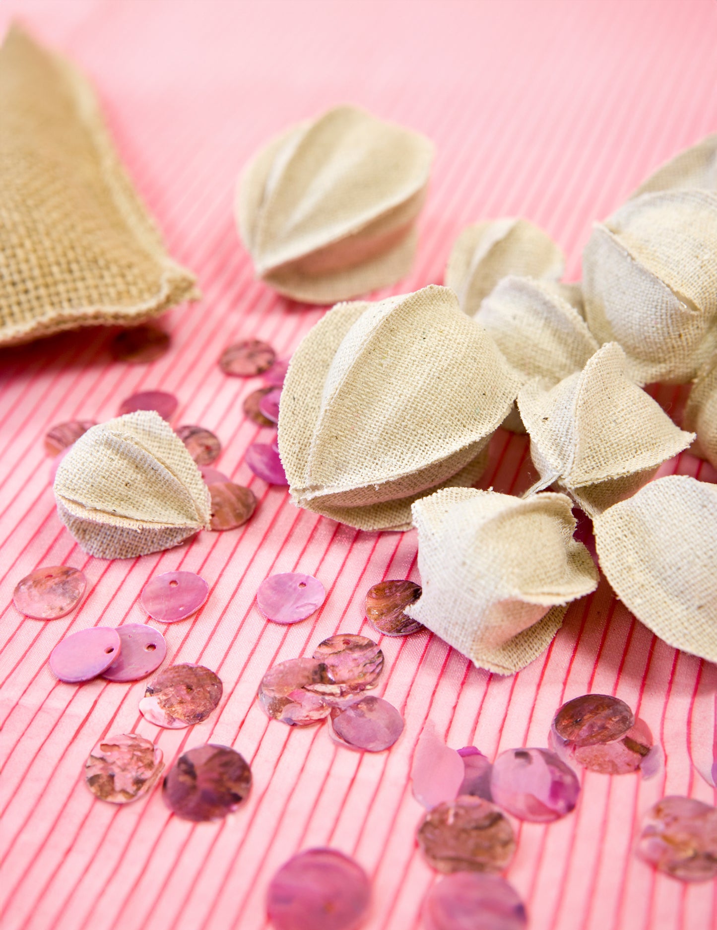 12 dekorací physalis z přírodního lnu 3 až 5 cm 