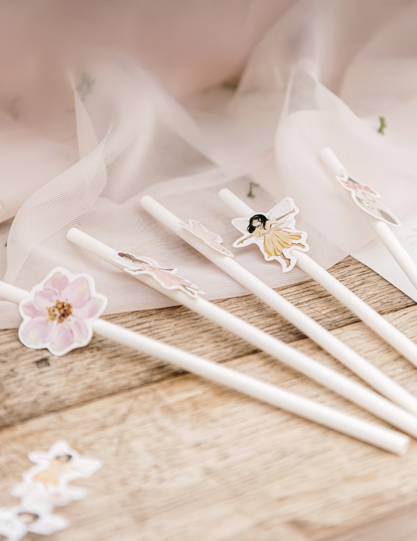 12 bílých a pastelově růžových papírových vílích brček 19.5 cm k narozeninám dítěte