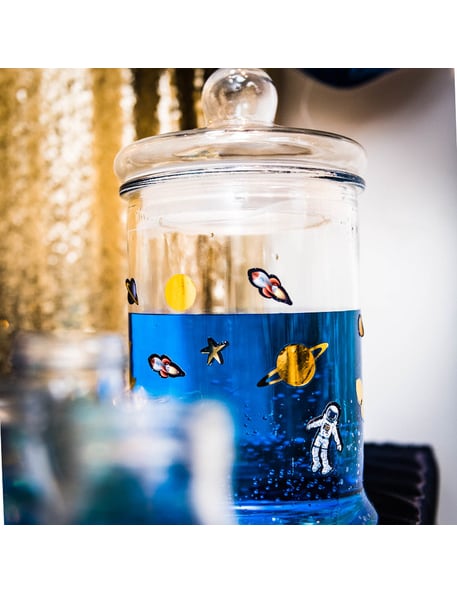 12 zlatých samolepek, prostor 3 až 7 cm planet a hvězd