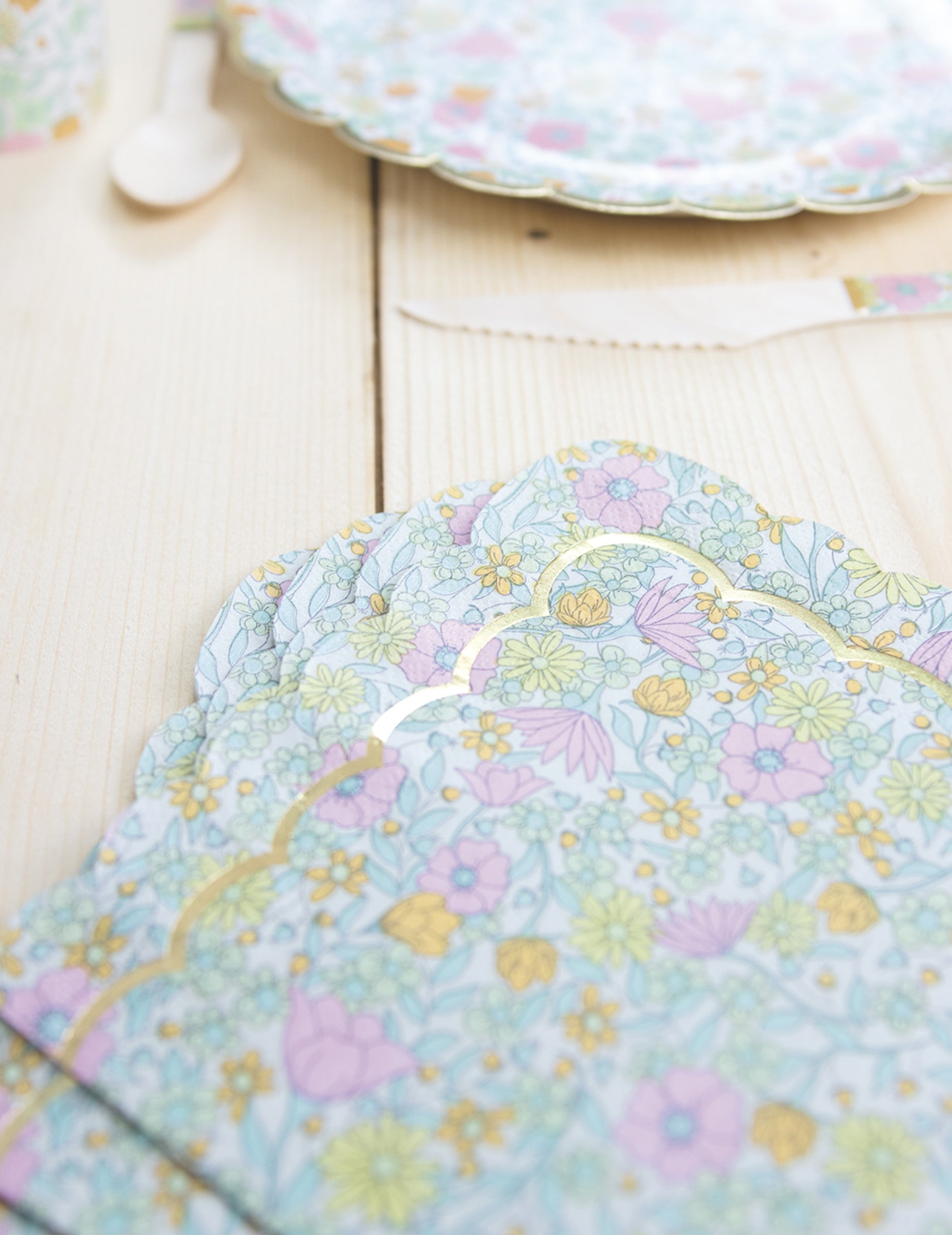 Gros plan sur le bord festonné doré des serviettes festonnées en papier à fleurs pour fête shabby or