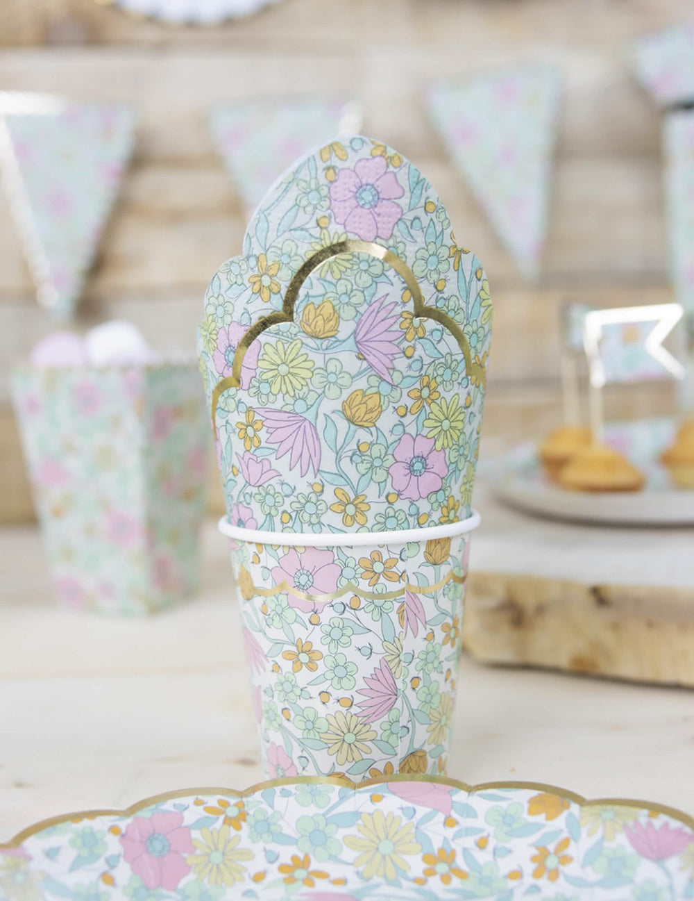 Stylizované zobrazení papírových ozdobných ubrousků shabby s květinami