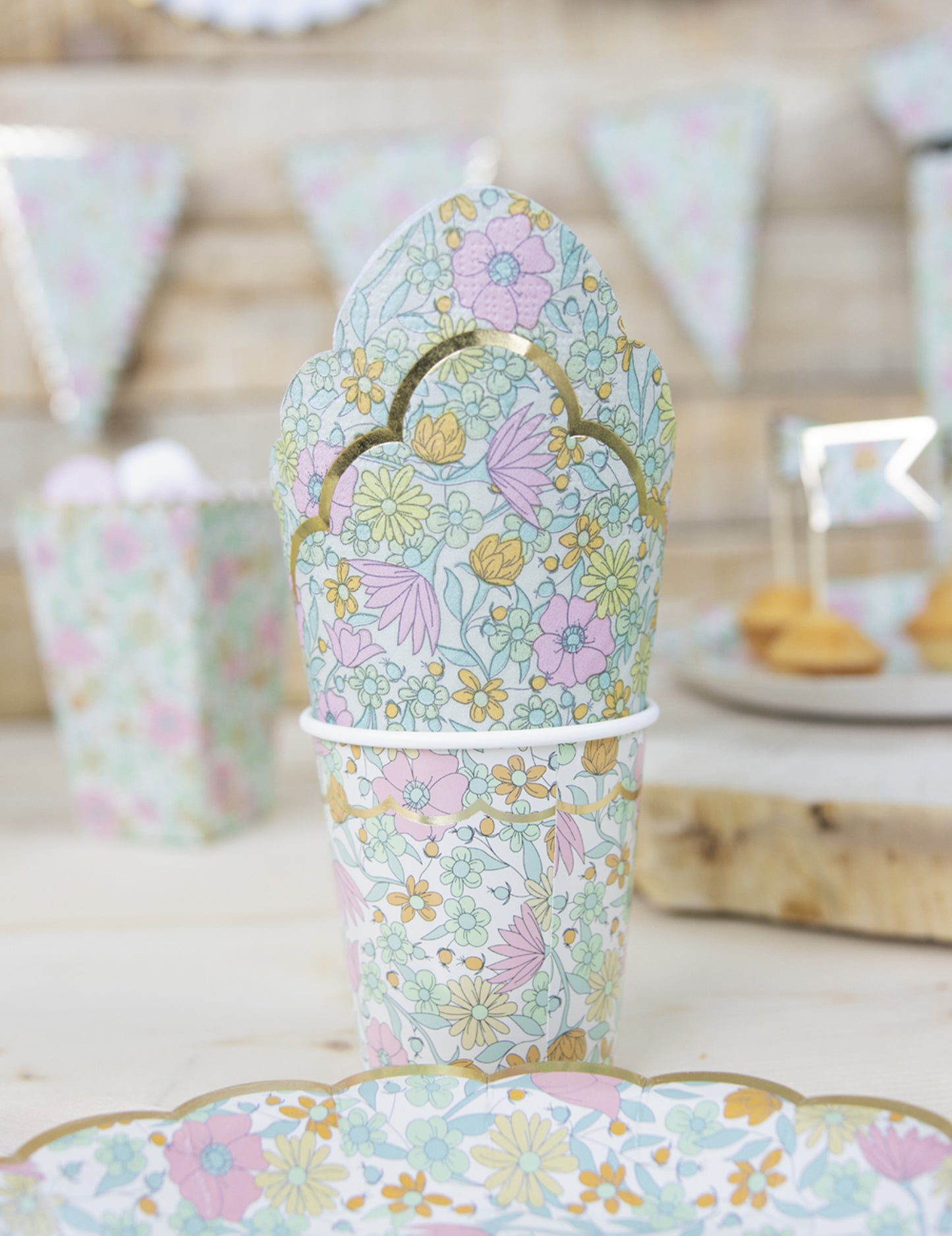 Mise en situation des serviettes festonnées en papier à fleurs pour fête shabby or