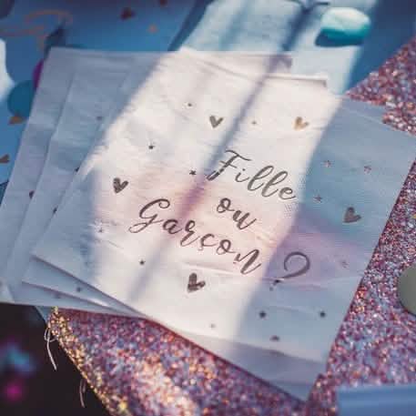 Detail na nápis papírových ubrousků dívka nebo chlapec pro baby shower růžová modrá a zlatá