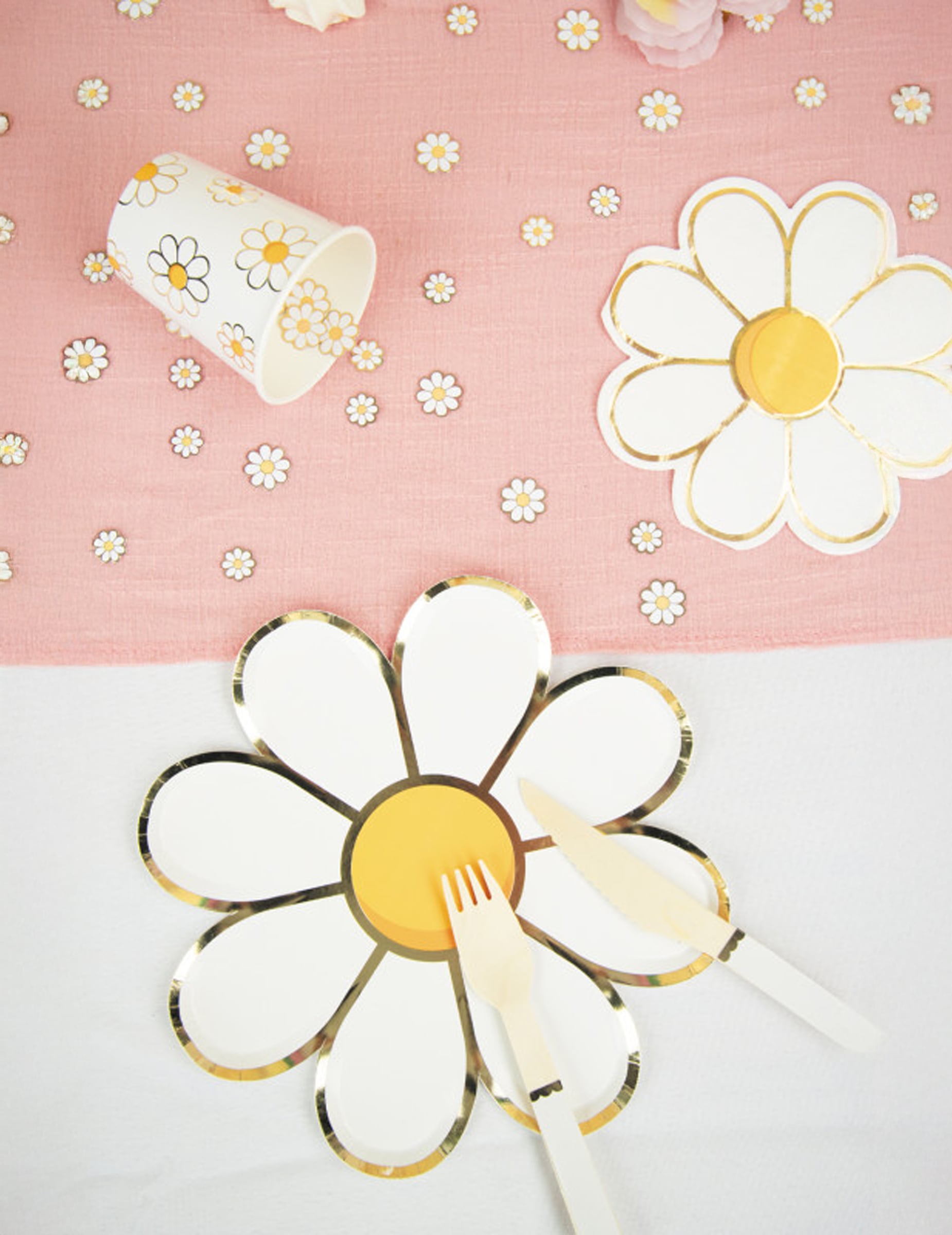 Mise en scène de décoration de table des serviettes Marguerite pour fête