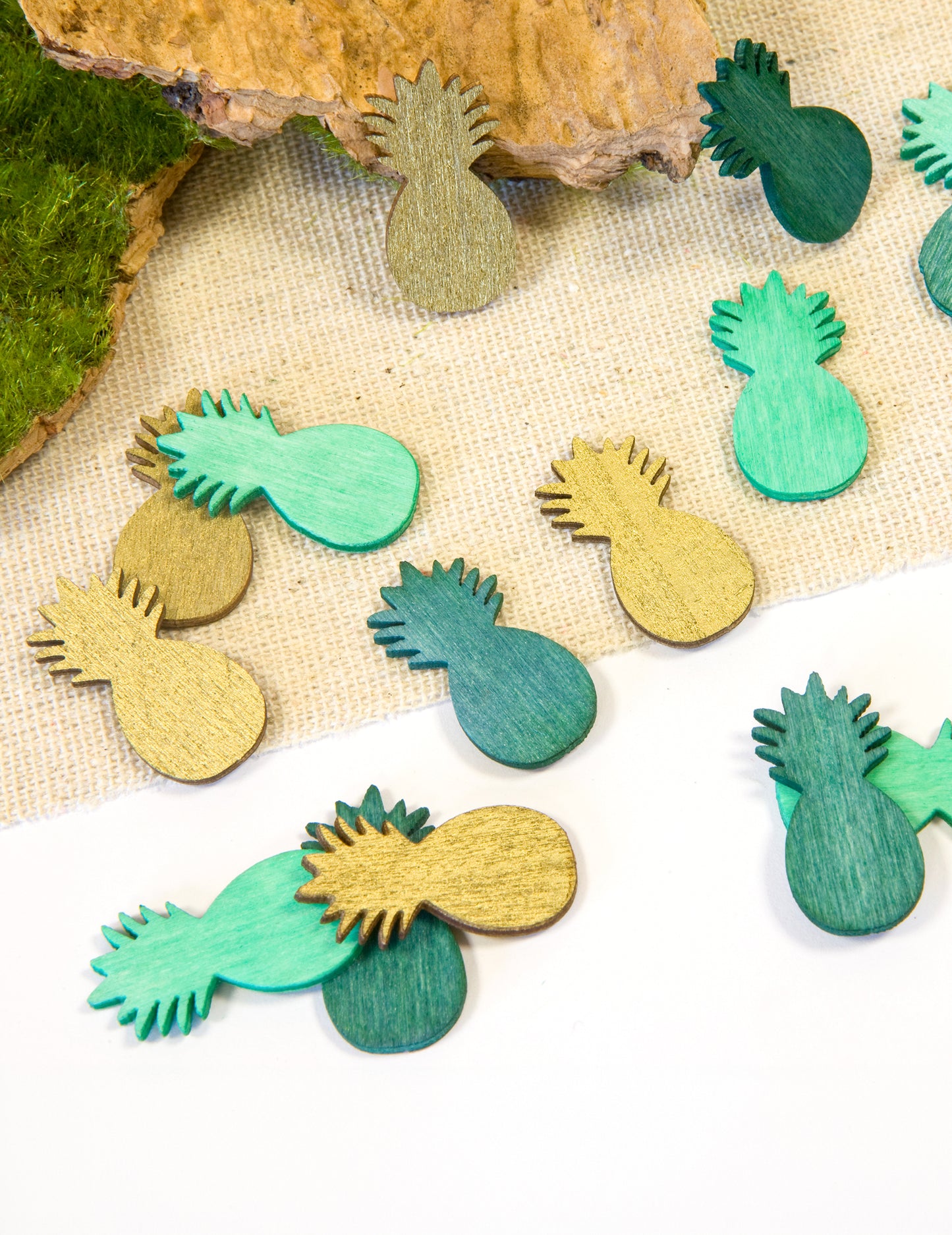 18 zlatých a zelených ananasových stolních konfet 10 g tropická atmosféra