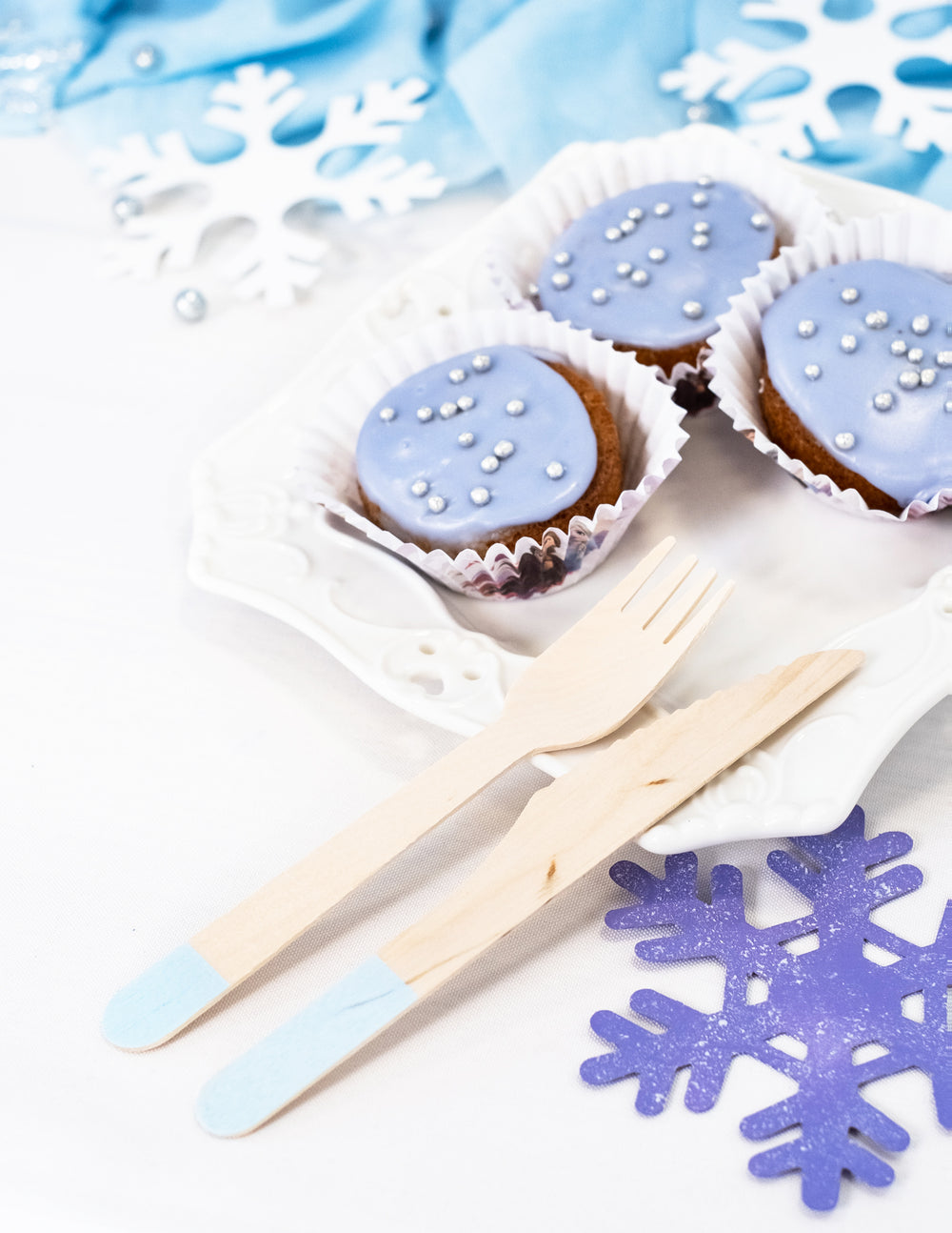 Mise en scène avec flocons de neige des couverts en bois ménagère de fête