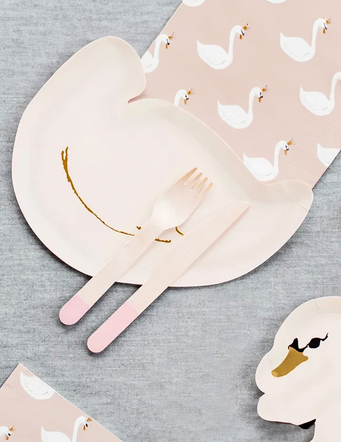 18 světle růžové dřevěné příbory 16 cm přirozené