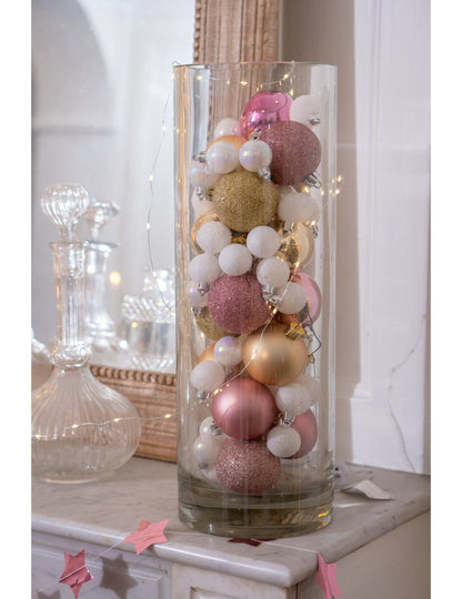 Mise en situation dans un vase du lot de 18 mini boules de Noël blanches pailletées et mates