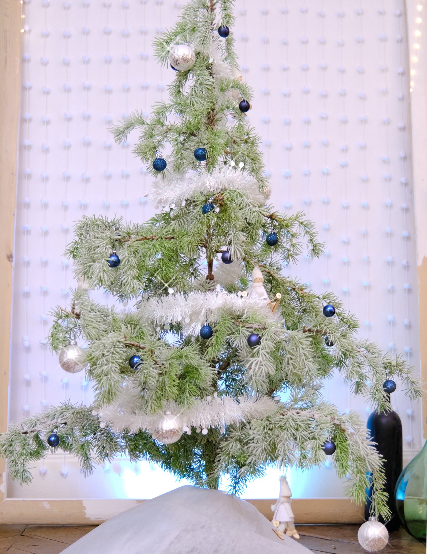 Mise en situation sur un sapin des mini boules de noël bleu nuit mates et brillantes