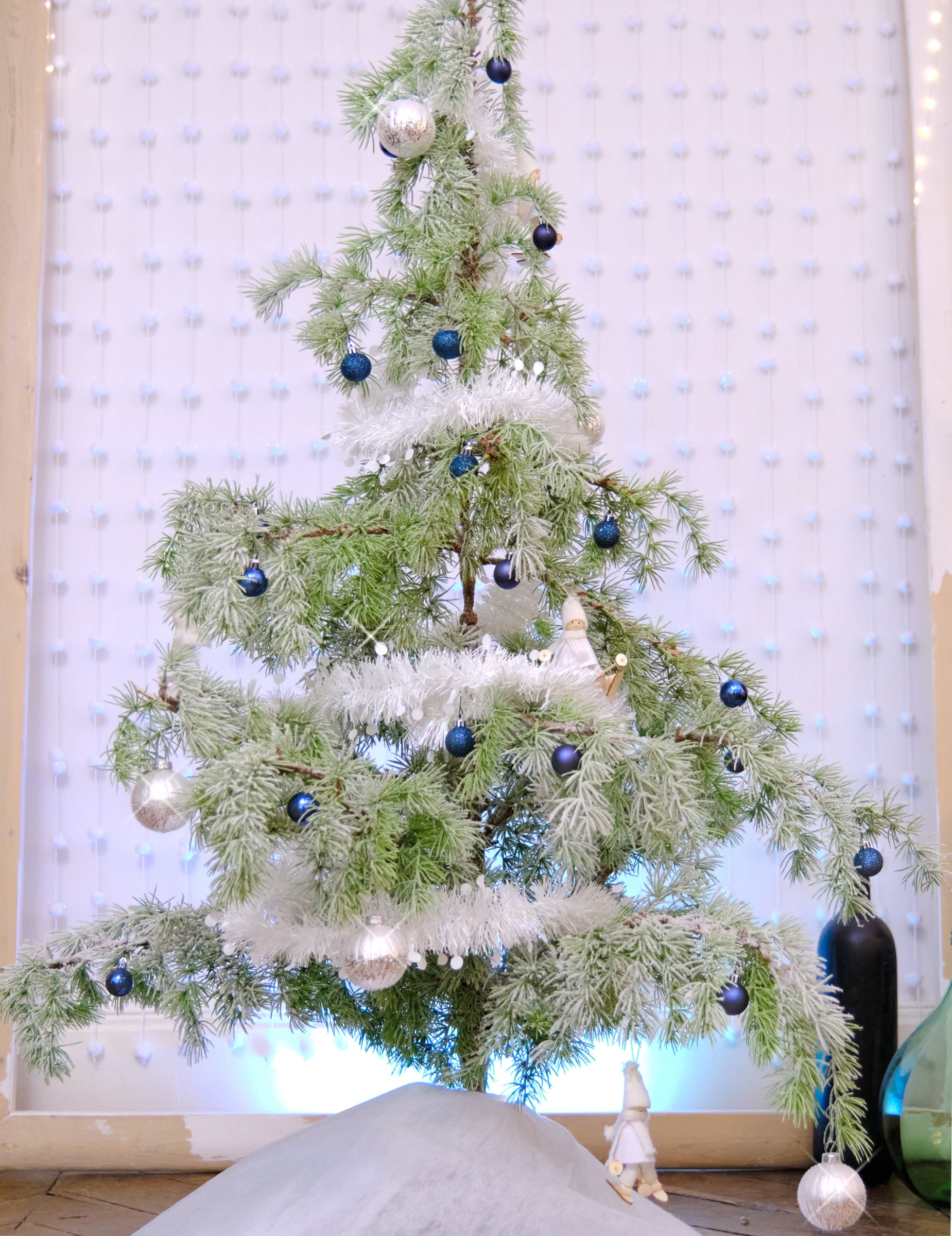 Mise en situation sur un sapin des mini boules de noël bleu nuit mates et brillantes