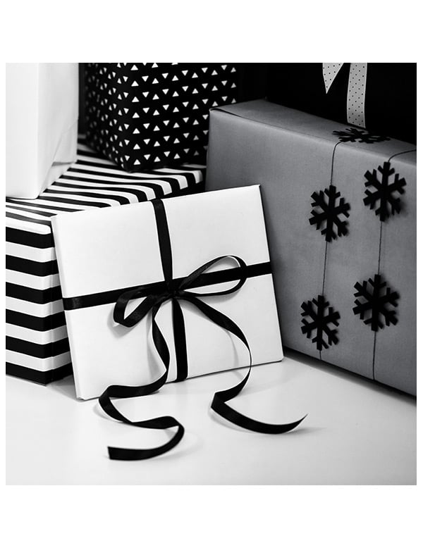 Détail de l'utilisation sur un cadeau de la guirlande de flocons pour Noël
