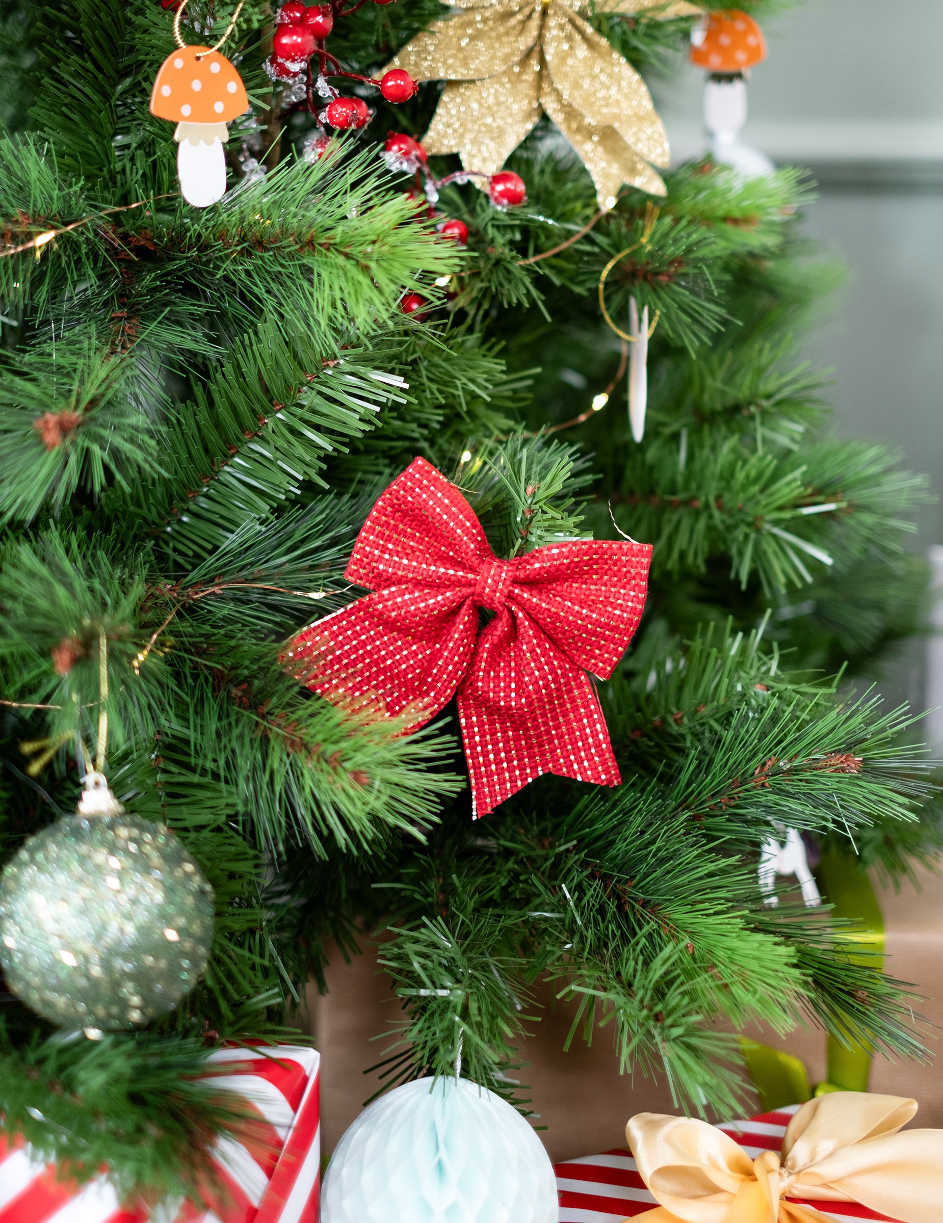 Mise en situation sur un sapin des nœuds en jute de Noël