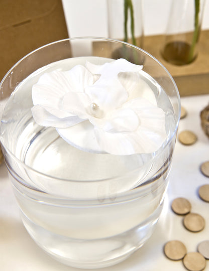 2 bílé plovoucí orchideje 6 x 8 cm s perličkou uprostřed 