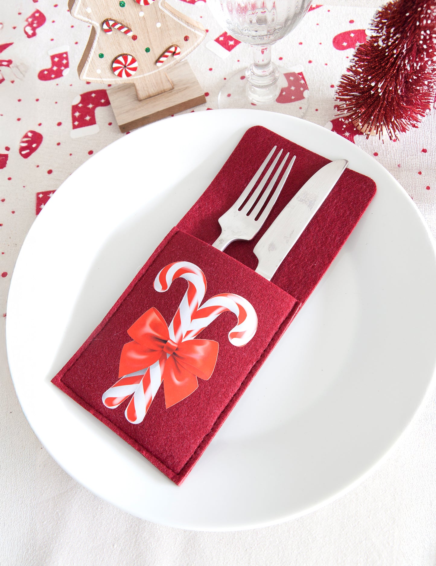 2 kapsičky na příbory z červené a bílé cukrové plsti