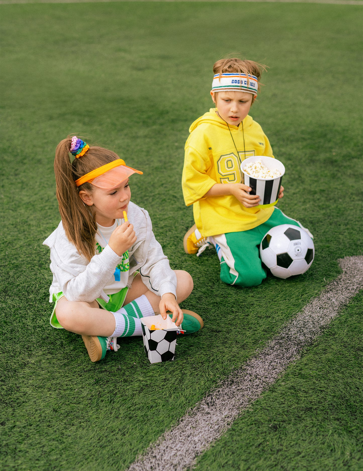 2 černobíle pruhované kartonové krabičky na svačinu 14 cm