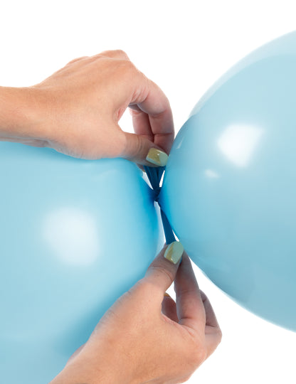 20 pastelově modrých nafukovacích balónků k propojení 28 cm