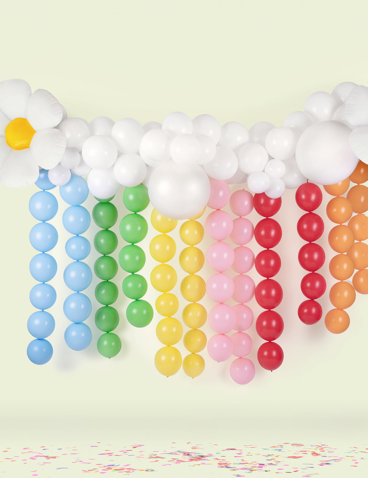 Mise en scène en rideau arc-en-ciel du 20 ballons à relier bleu pastel