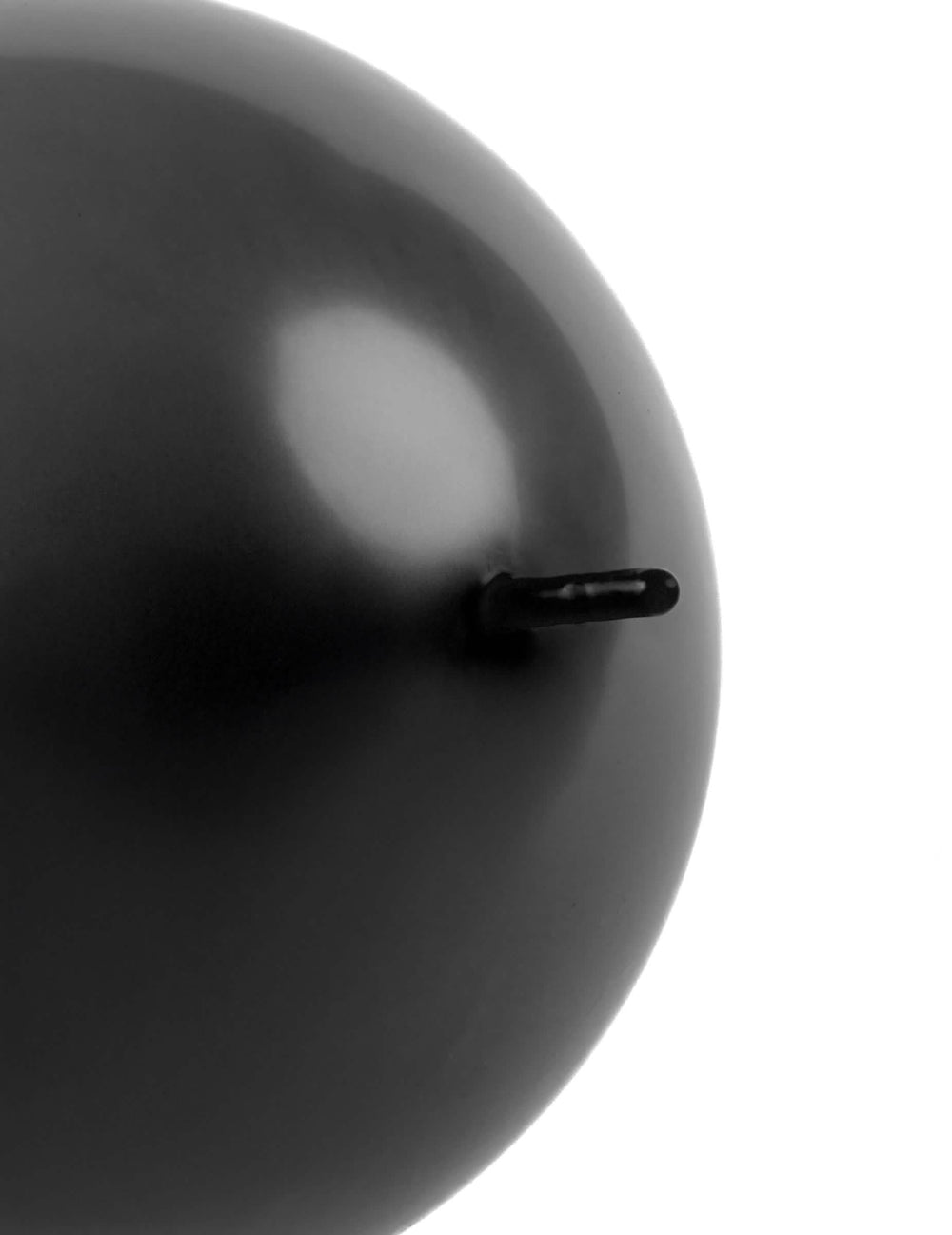 Détail de l'embout de raccordement du ballon à relier pour décoration de fête noir