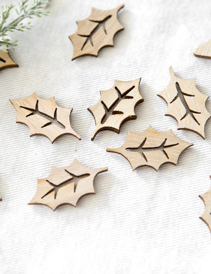 20 prolamovaných dřevěných konfet z cesmínových lístků 1,8 x 3 cm