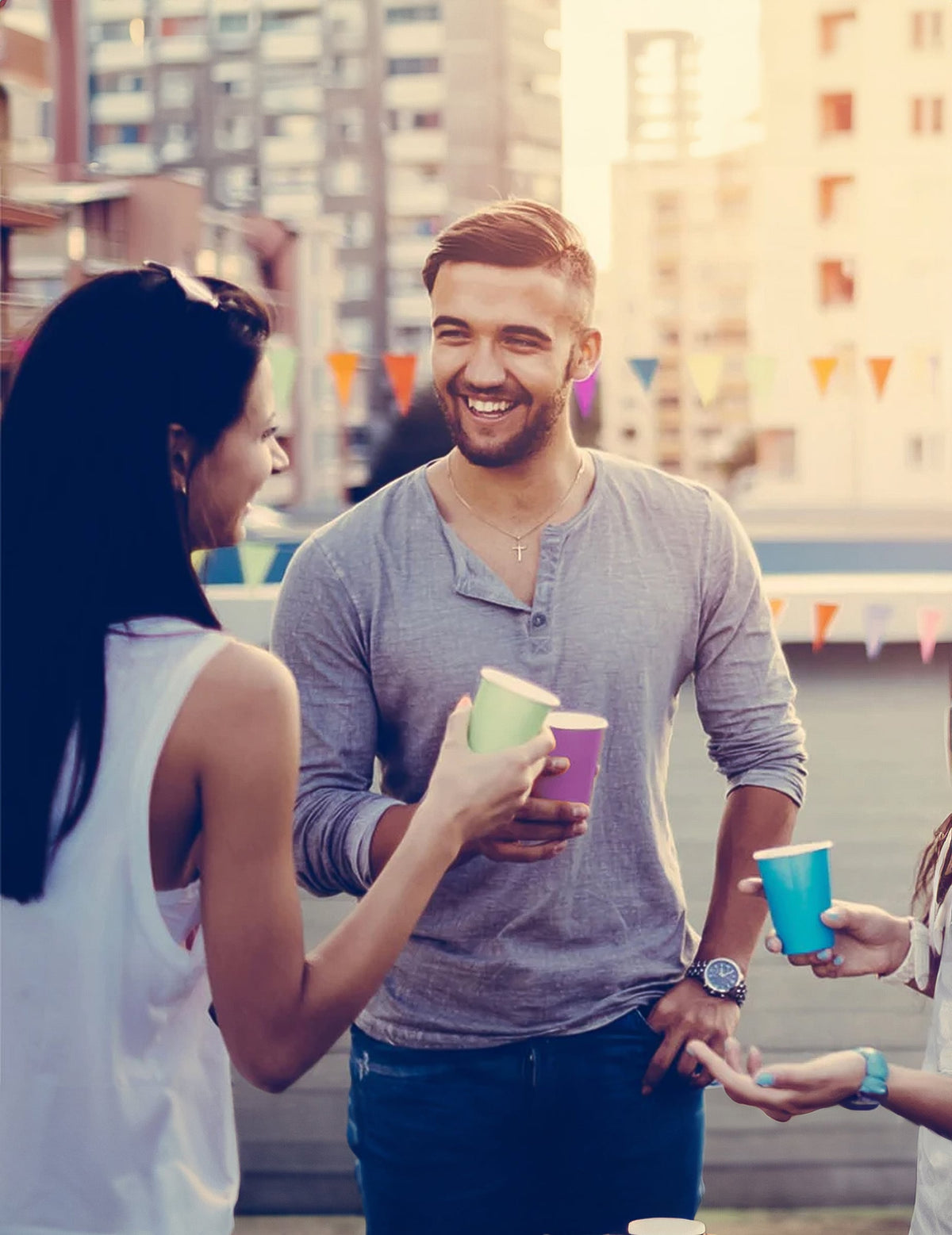 Mise en situation des gobelets américains carton recyclable pour fête menthe