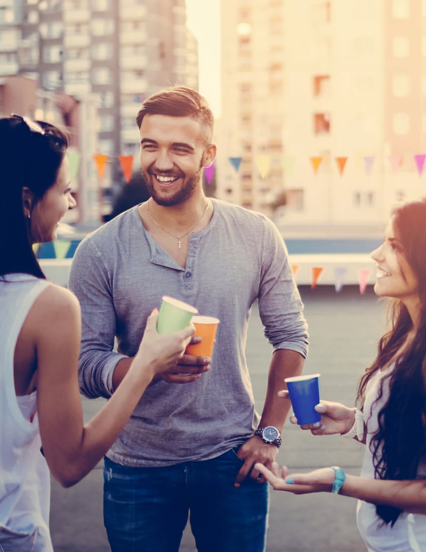 Ambiance festive des gobelets américains en carton recyclable pour fête turquoise
