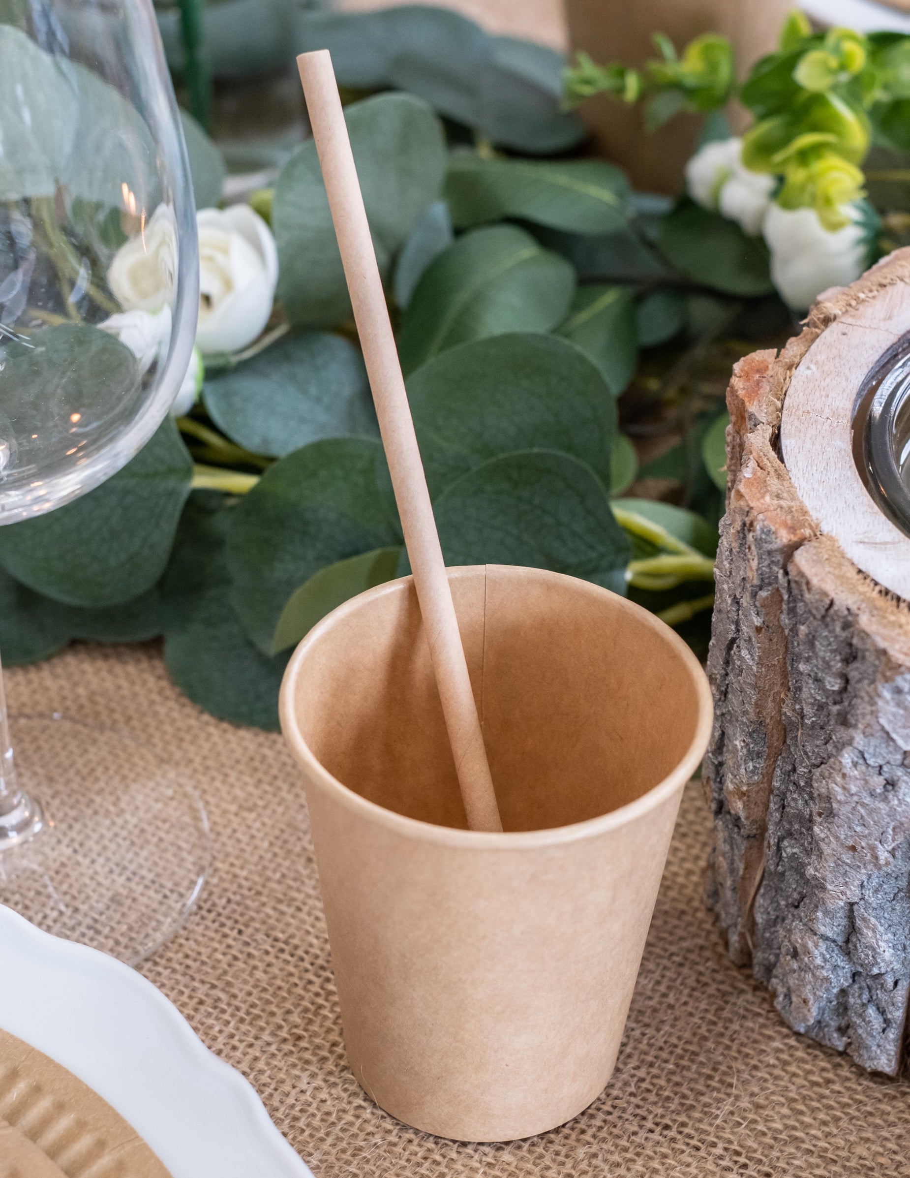 Paille dans un gobelet kraft des pailles en carton de couleur kraft pour fête marron