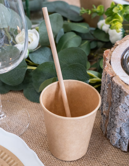 Paille dans un gobelet kraft des pailles en carton de couleur kraft pour fête marron