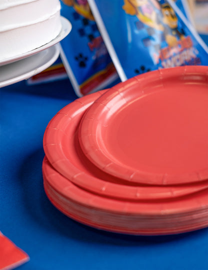 Gros plan sur la pile des assiettes rondes en carton pour dessert rouge corail